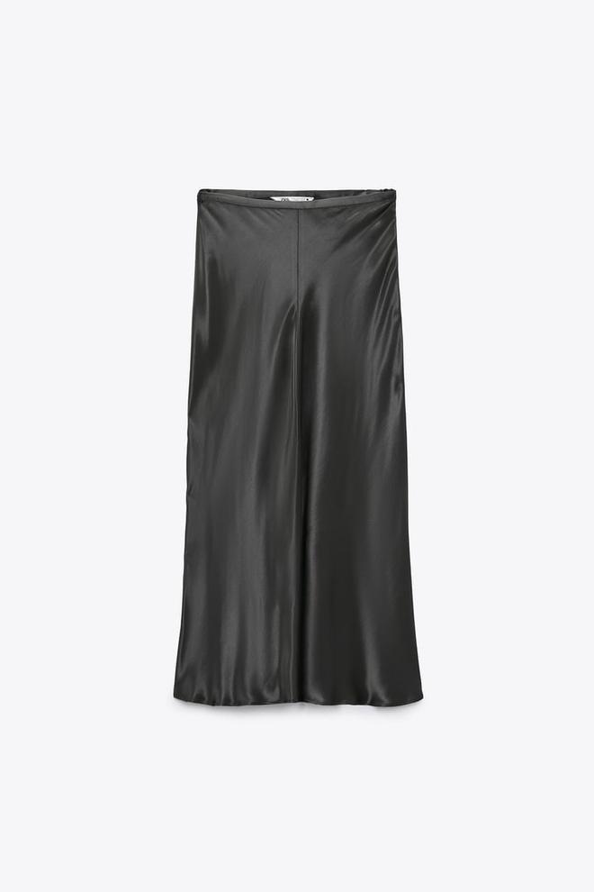 Falda midi satinada negra de Zara