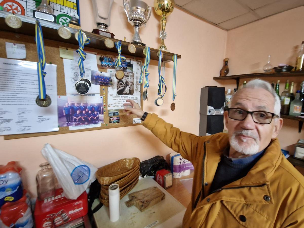José Viñales enseñando fotos y trofeos de la peña de La Corredoria.