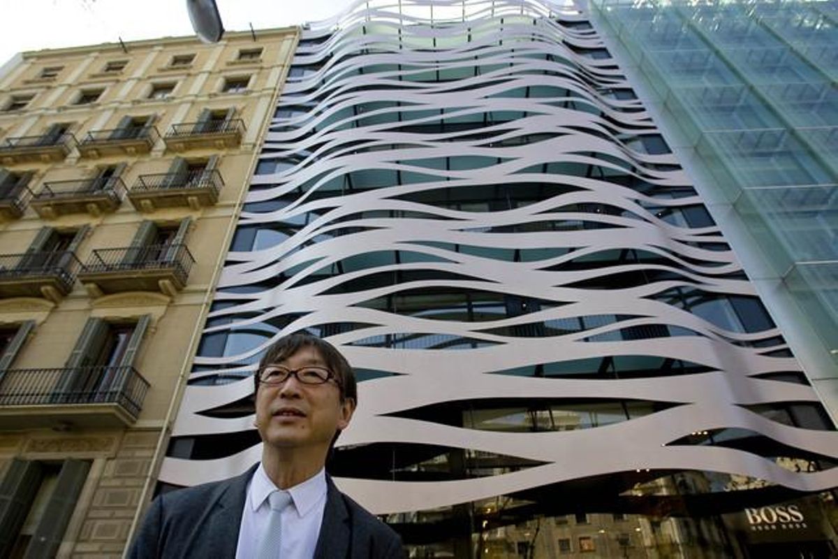 L’arquitecte, davant la façana de l’Hotel Suites Avenue, amb un disseny que mostra la influència gaudiniana.