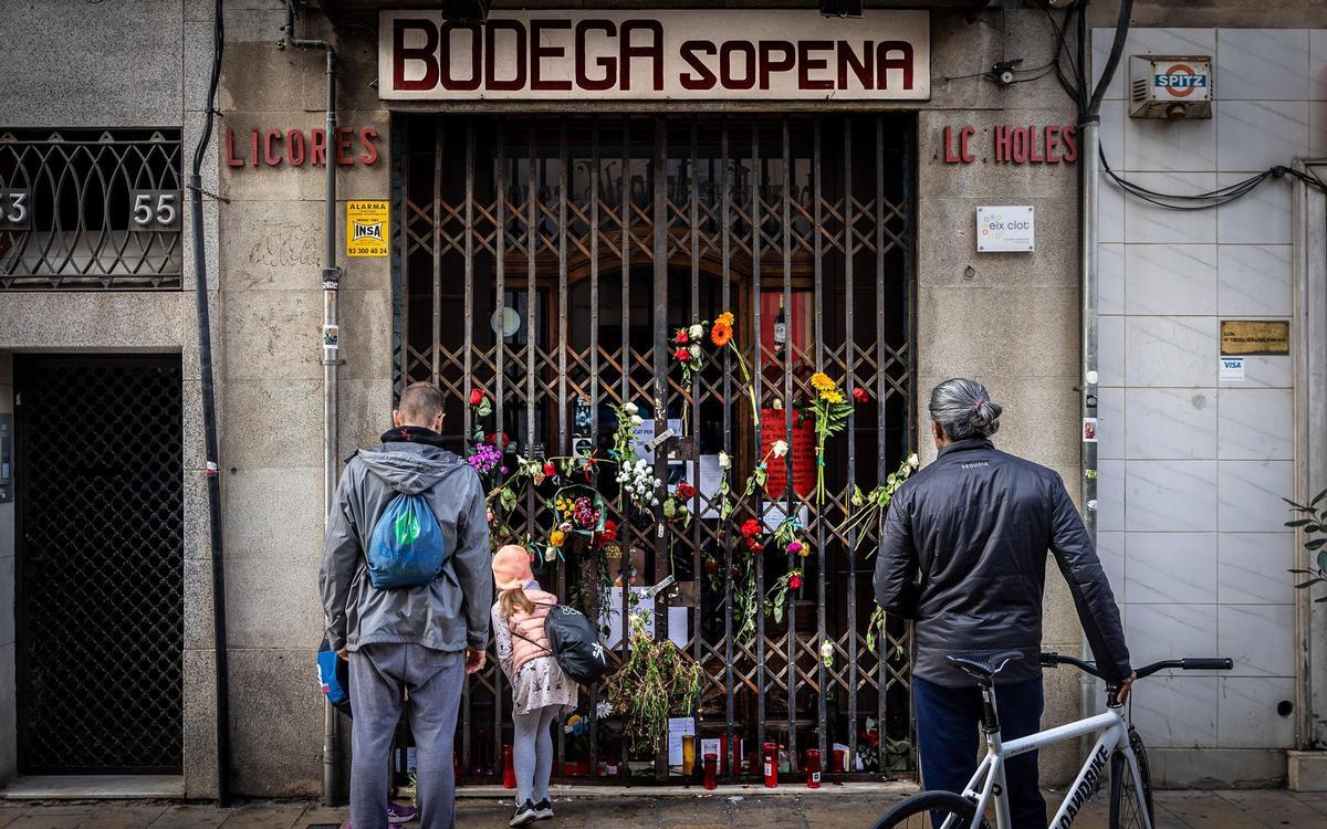 Veïns del Clot omplen de flors la Bodega Sopena per la mort del Ferran, el seu amo