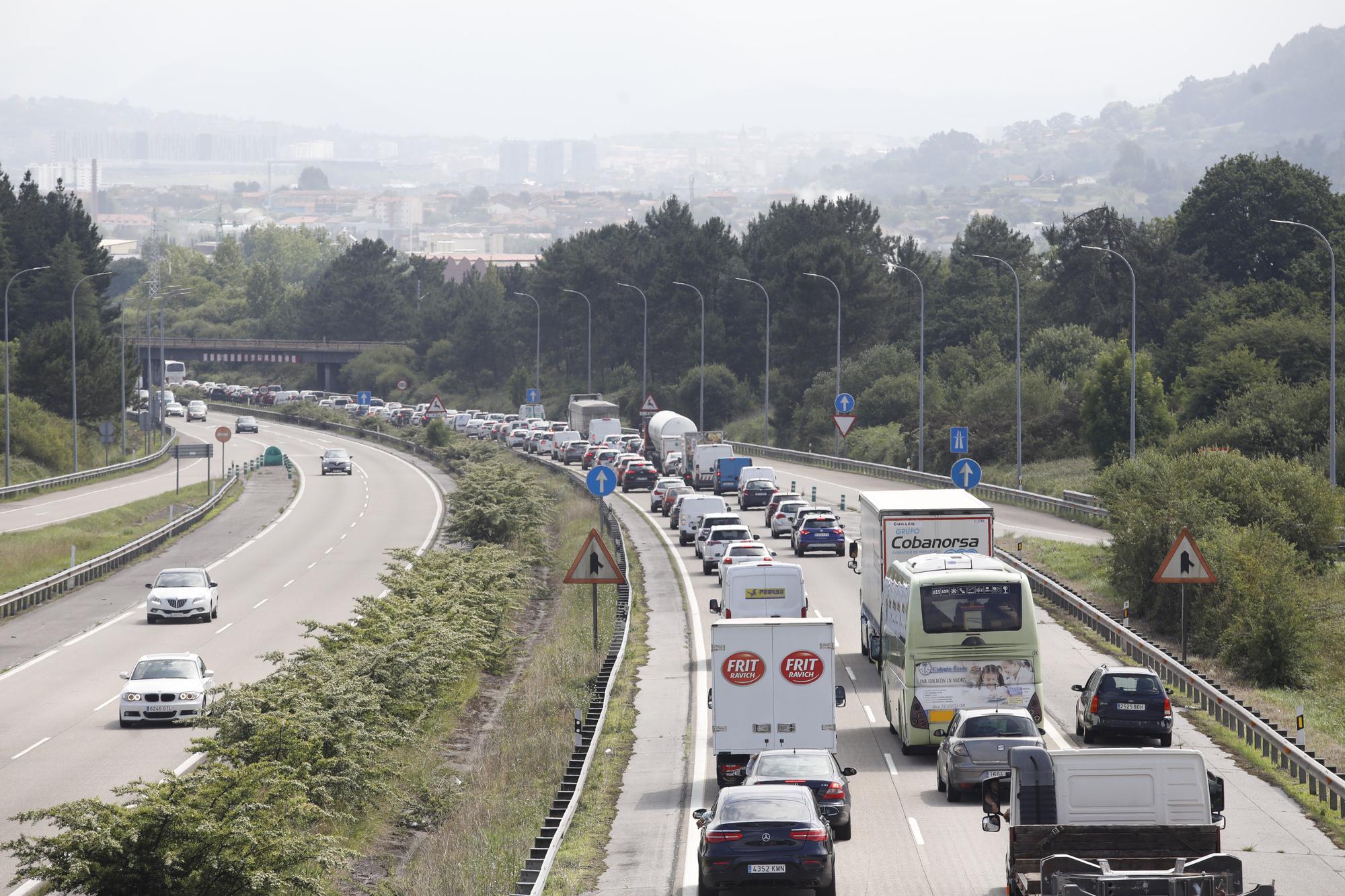 La autopista "Y", de nuevo convertida en una ratonera con un monumental atasco