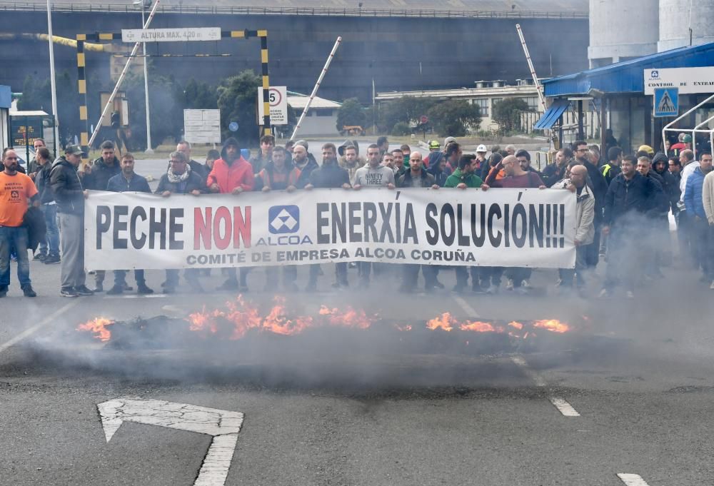 Quema de neumáticos en Alcoa por el cierre