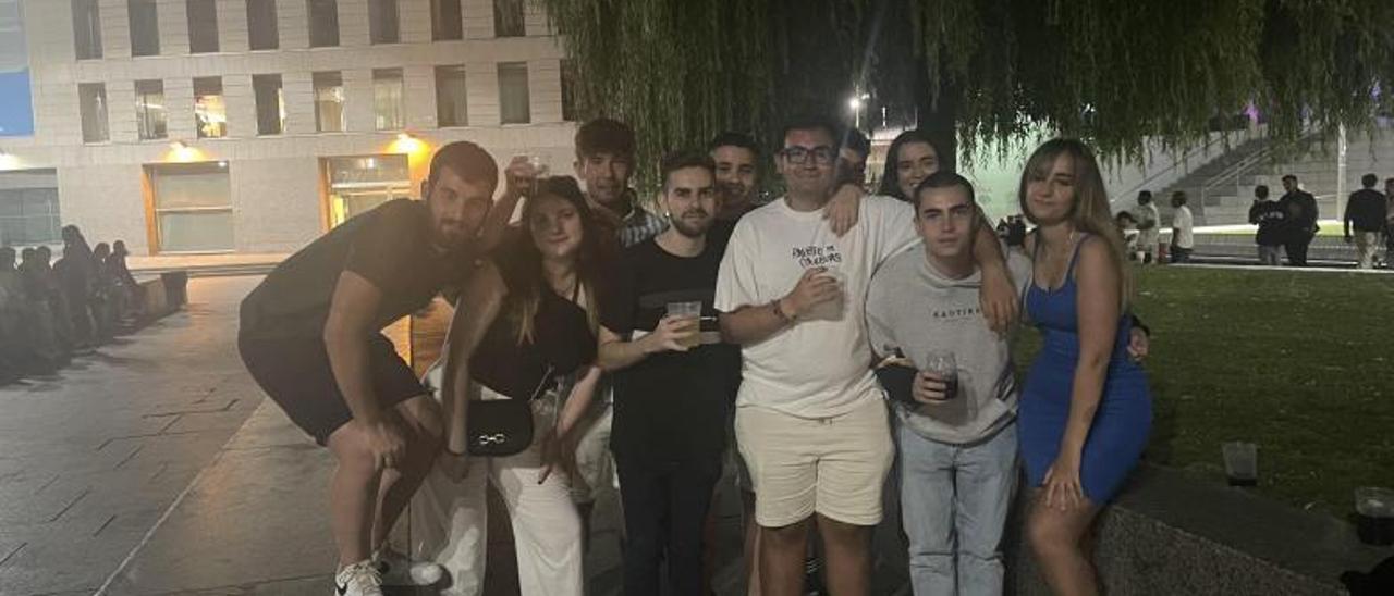 El grupo de Xián, Paula y Pablo posa con sus respectivas copas en la Praza da Estrela. / JORGE GARNELO