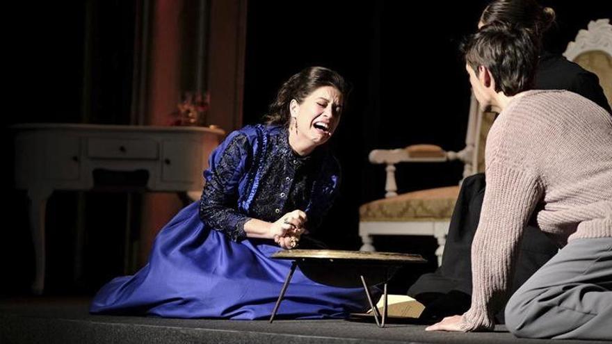 L’actriu Txell Vall, durant la seva actuació en l’obra «Les indòmites»