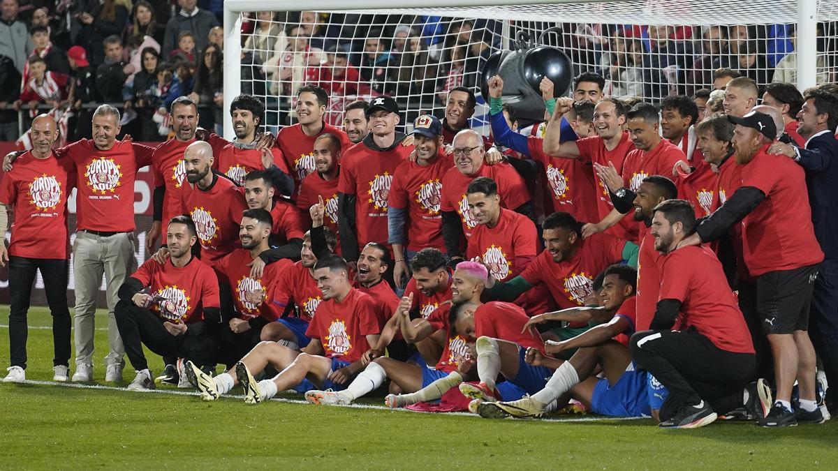 La plantilla i el cos tècnic del Girona, celebrant la classificació europea.