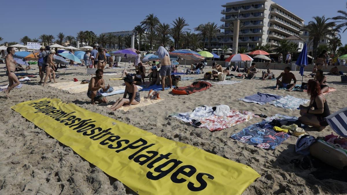 Cerca de un centenar de personas protestan en Palma por la masificación turística