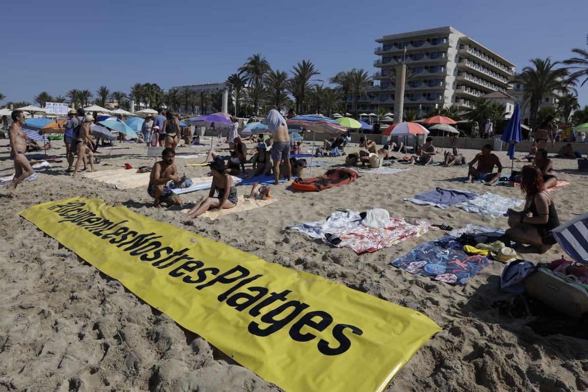 Cerca de un centenar de personas protestan en Palma por la masificación turística