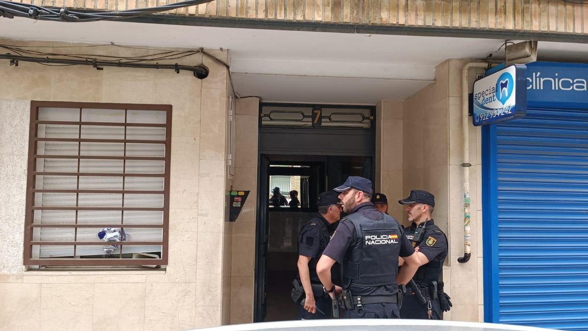Agentes de la Policía Nacional y la de Getafe delante del portal donde han ocurrido los hechos.
