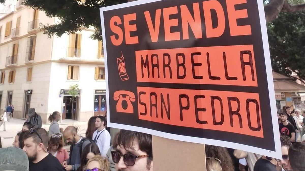 Un manifestante denuncia los altos precios de la vivienda en Marbella durante una protesta en Málaga.