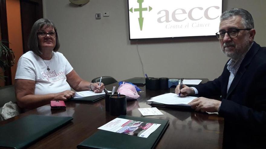 Una imagen de la firma del acuerdo entre Aecc Málaga y Knitted Knockers.