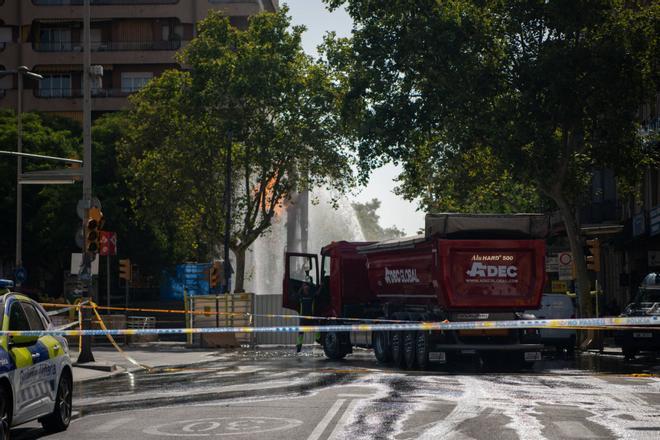 Siguen los trabajos por el incendio en la estación de metro Plaça de Sants provocado por una fuga de gas