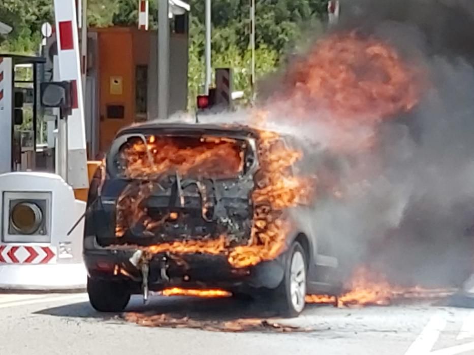 Impactant incendi d'un cotxe al peatge de l'autopista AP-7 a la Jonquera