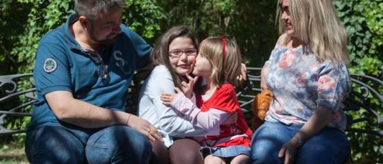 Rocío, junto a sus padres y su hermana pequeña en el Parque Municipal de Elche.