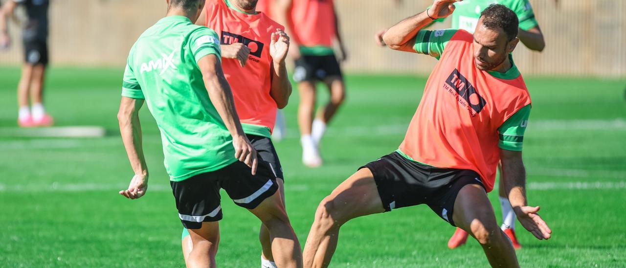 Gonzalo Verdú y Pedro Bigas pugnan por una pelota durante el entrenamiento de hoy