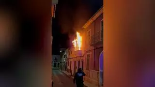 Un vecino de la mujer muerta en un incendio de Inca: "Era un fuego exagerado. Un bombero la sacó en brazos de la casa y ya  no se movía"