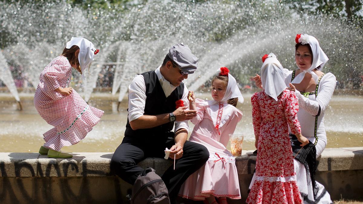 Manual para una chulapa novata en San Isidro y por qué podrían intentar ligar contigo según los claveles que lleves en el peinado