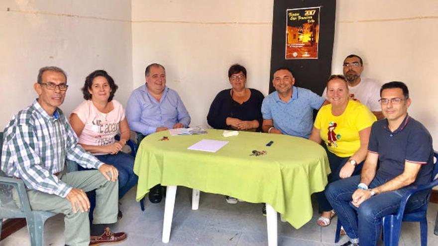 Los organizadores de las fiestas de San Francisco se reúnen con el concejal de Seguridad, Juan Martel.