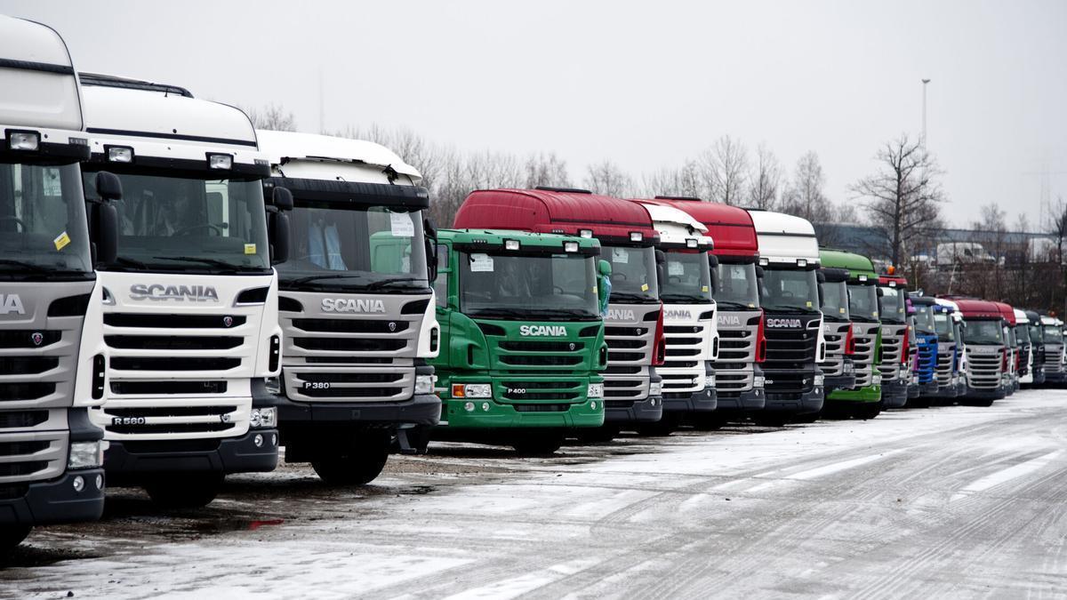 Camiones recién fabricados en un aparcamiento de la fábrica de Scania AB en Sodertalje, Suecia, el martes 17 de enero de 2012.