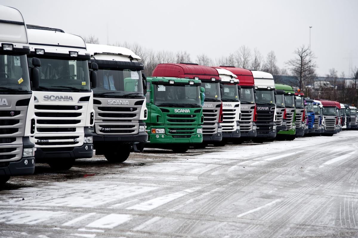 Camiones recién fabricados en un aparcamiento de la fábrica de Scania AB en Sodertalje, Suecia, el martes 17 de enero de 2012.