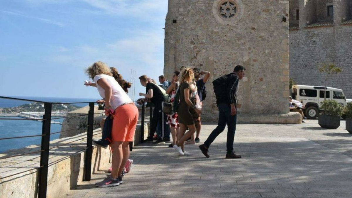 Turistas en el mirador junto a la catedral de Ibiza. César Navarro