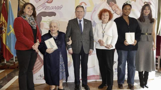 De izquierda a derecha, María Velasco, Purita de la Riva, Alfredo Canteli (Alcalde de Oviedo), Consuelo Vallina, Elise Florentino y la concejala Leticia González, durante la entrega del reconocimiento, en Oviedo | LNE