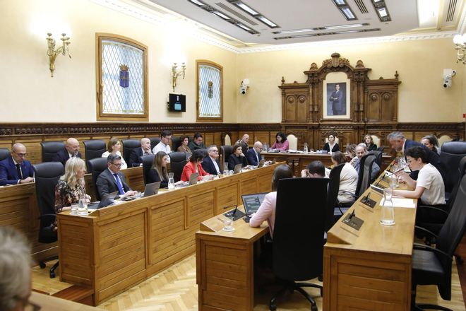 El pleno municipal en Gijón de febrero, con protesta por la contaminación (en imágenes)