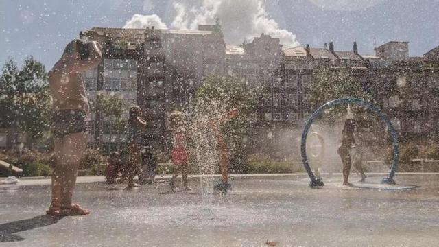Nenos xogan nunha fonte en Ourense