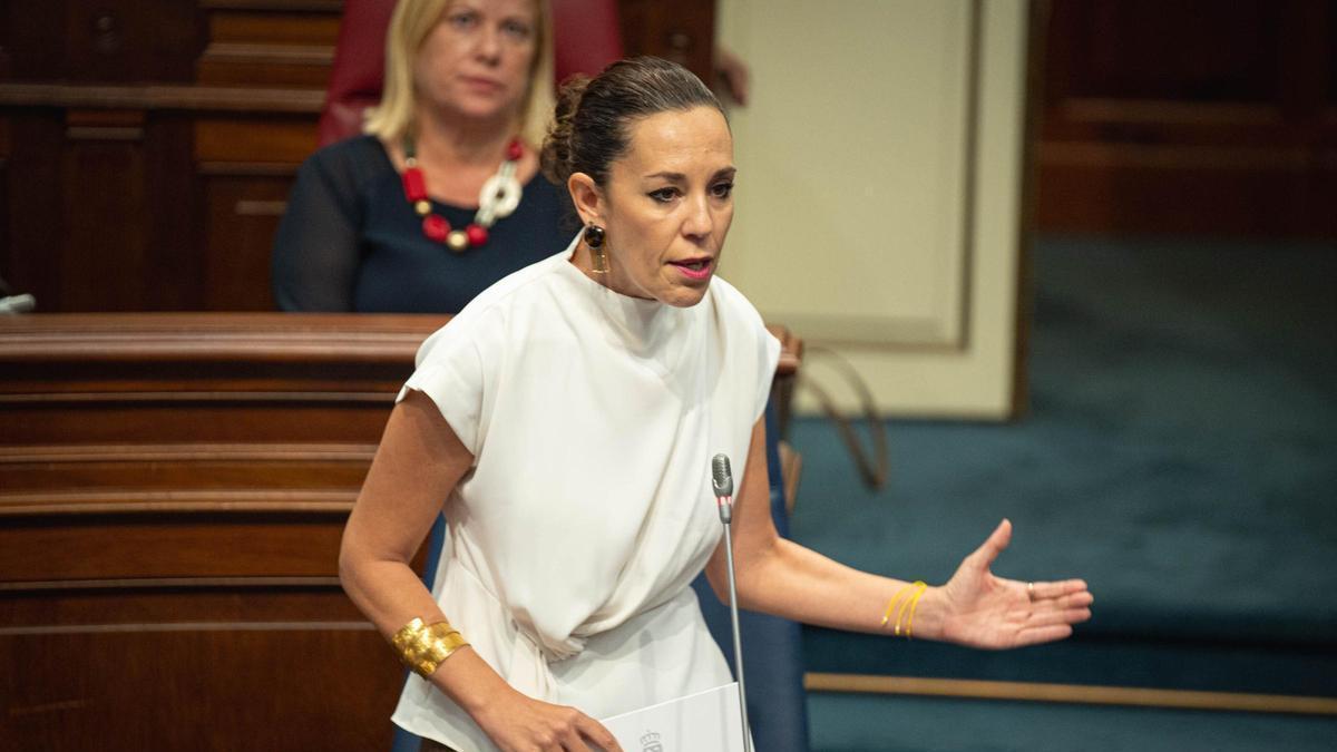 La consejera de Turismo, Jéssica de León, interviene en la sesión parlamentaria desde su escaño.