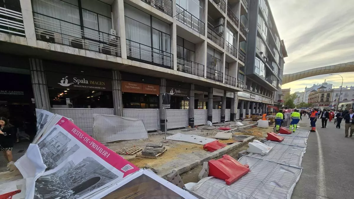Las rachas de viento, que superan los 60 kilómetros por hora, tiran las vallas de las obras del tranvibús en la Calle Imagen en pleno Domingo de Ramos