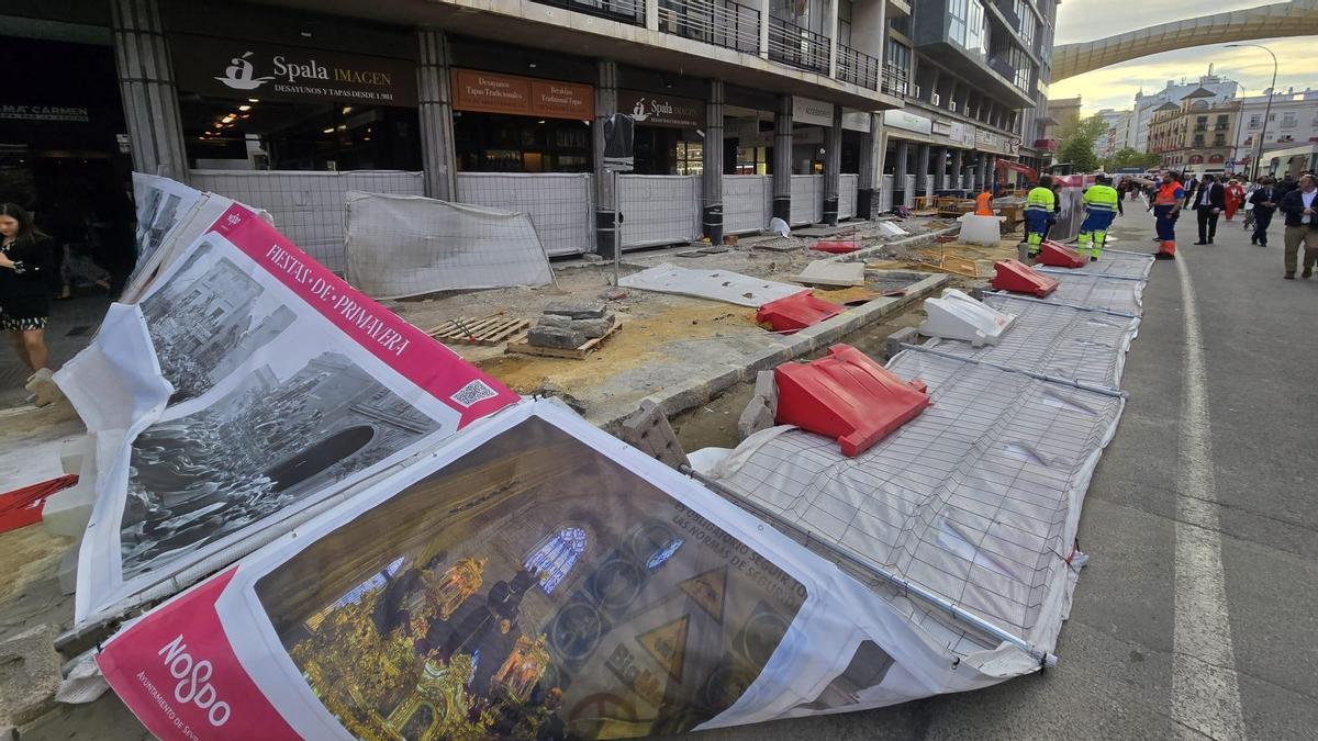 Vídeo | El viento tira las vallas de obra en La Encarnación