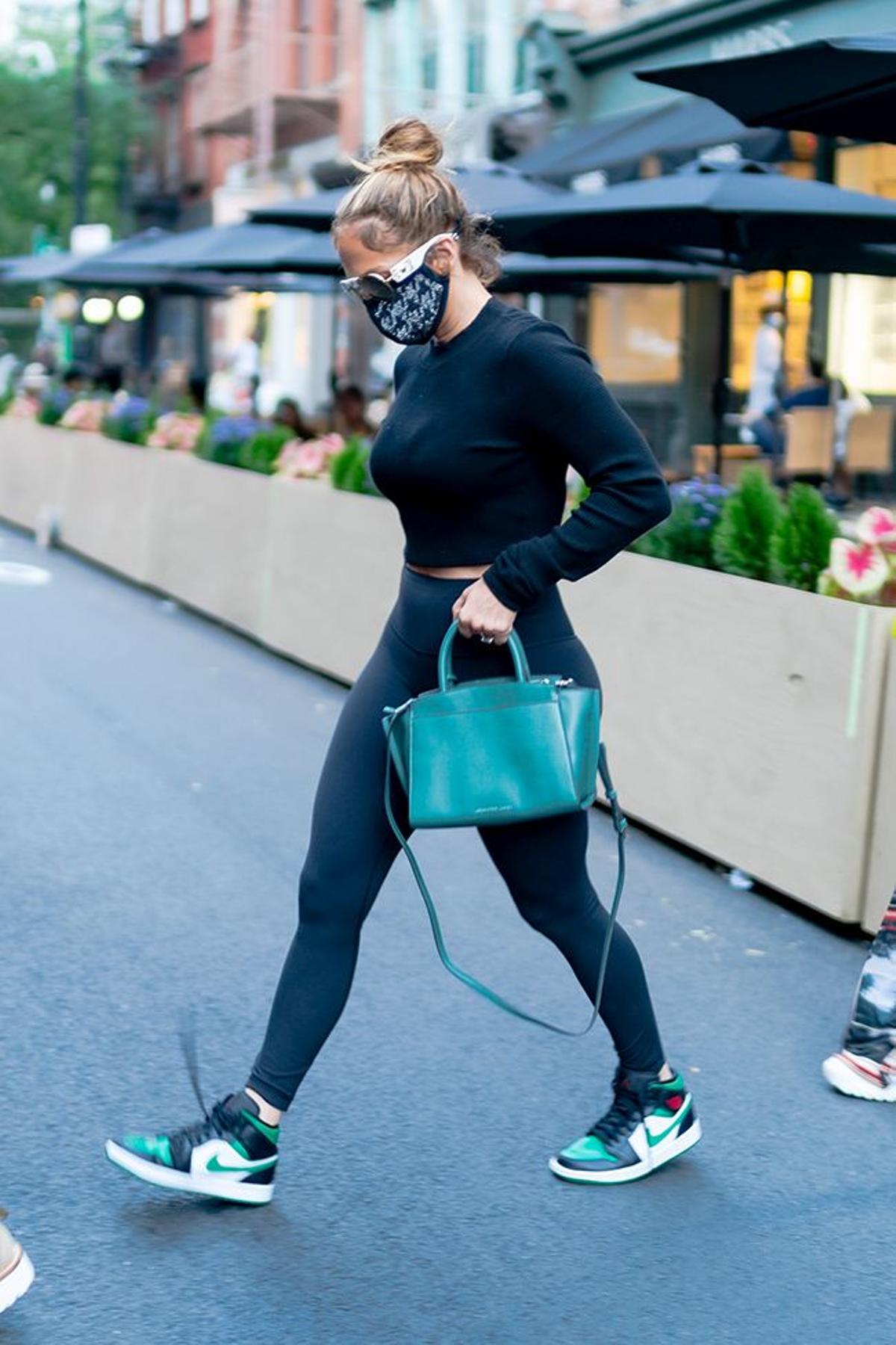 Jennifer Lopez con leggings y crop top negro