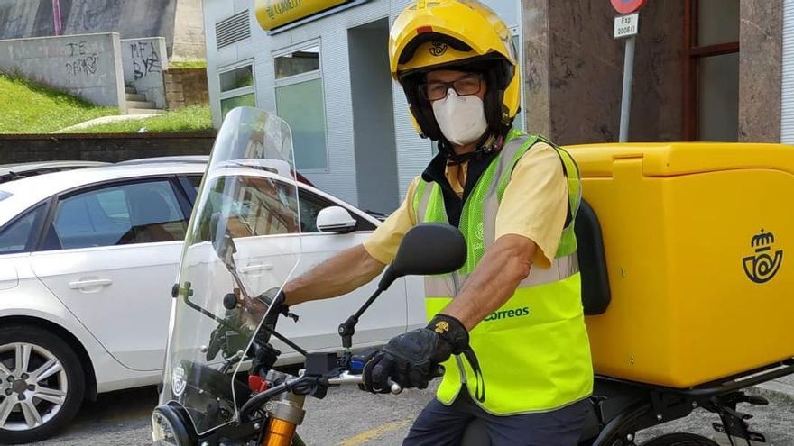 Archivo - Cartero de Correos en moto.