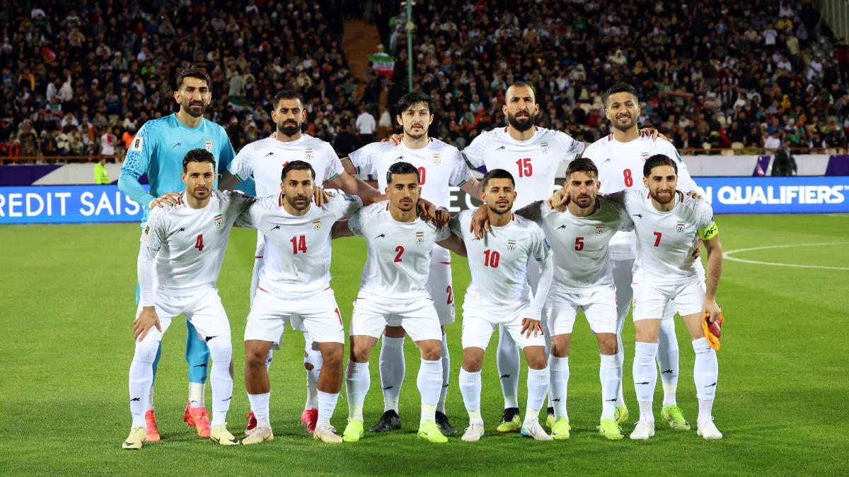 La selección masculina de Iran antes de jugar un partido de clasificación para el Mundial 2026, contra Emiratos Arabes Unidos.