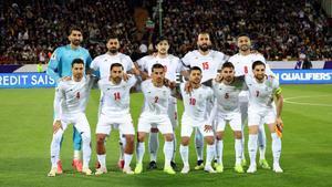 La selección masculina de Iran antes de jugar un partido de clasificación para el Mundial 2026, contra Emiratos Arabes Unidos.