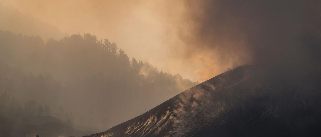 La erupción del volcán de La Palma desde la carretera El Hoyo Todoque