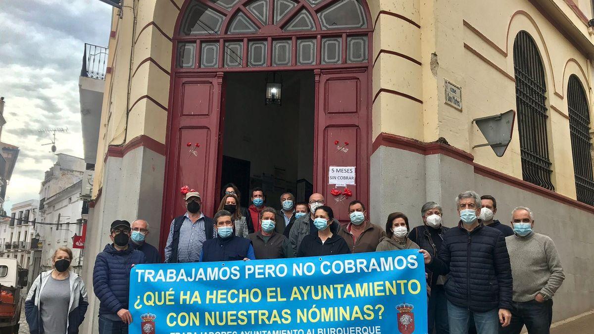 Trabajadores del Ayuntamiento de Alburquerque, con una pancarta de protesta.