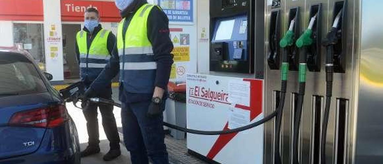 Coche repostando en una gasolinera de Vilagarcía. // Noe Parga