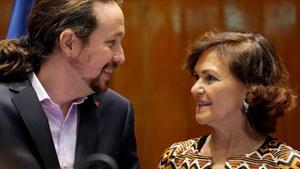 La vicepresidenta primera, Carmen Calvo, junto al vicepresidente segundo, Pablo Iglesias