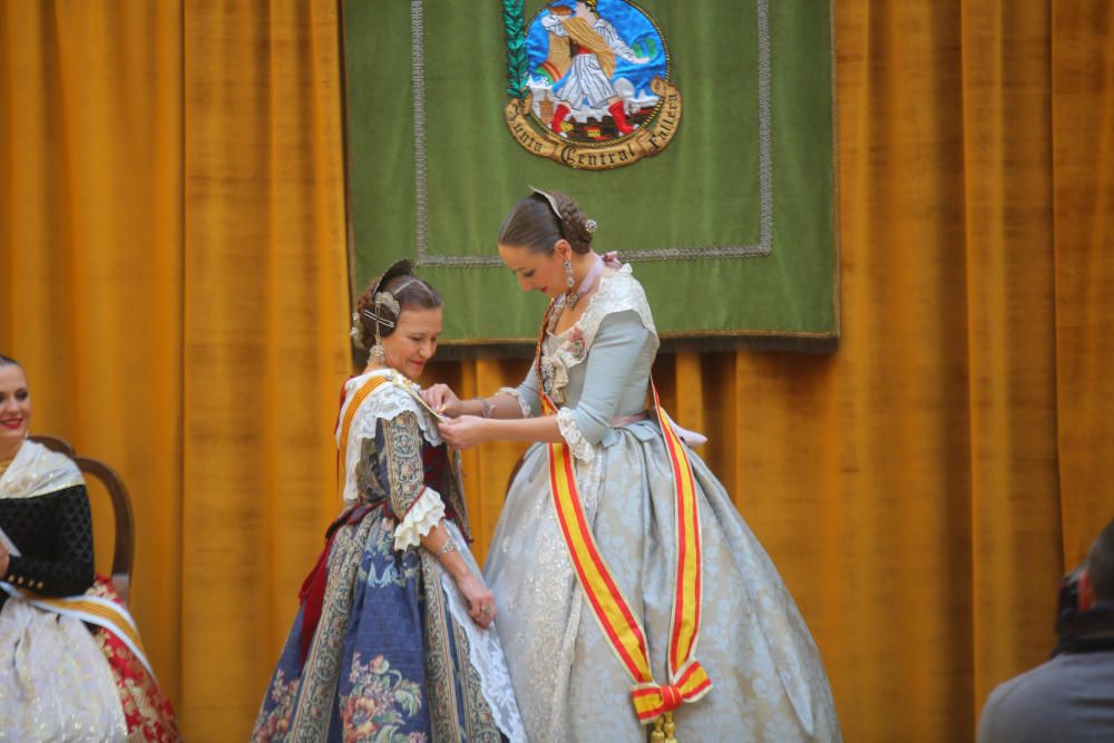 Intercambio de fotos con la fallera mayor e imposición de bunyols d'or