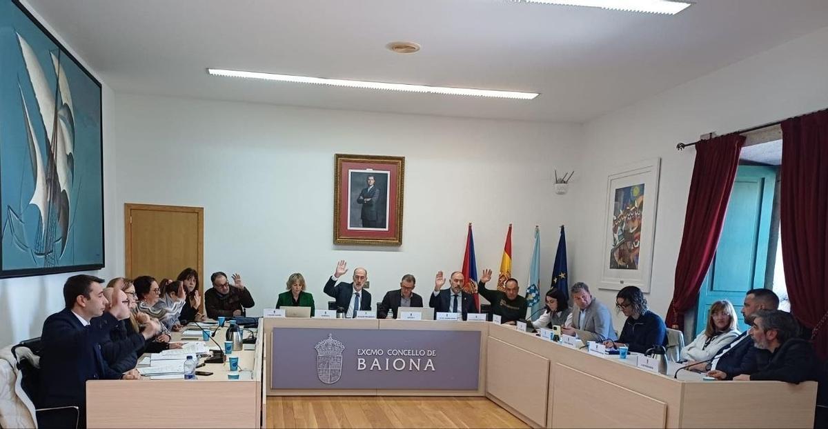 Votación de los presupuestos en el salón de plenos de Baiona.