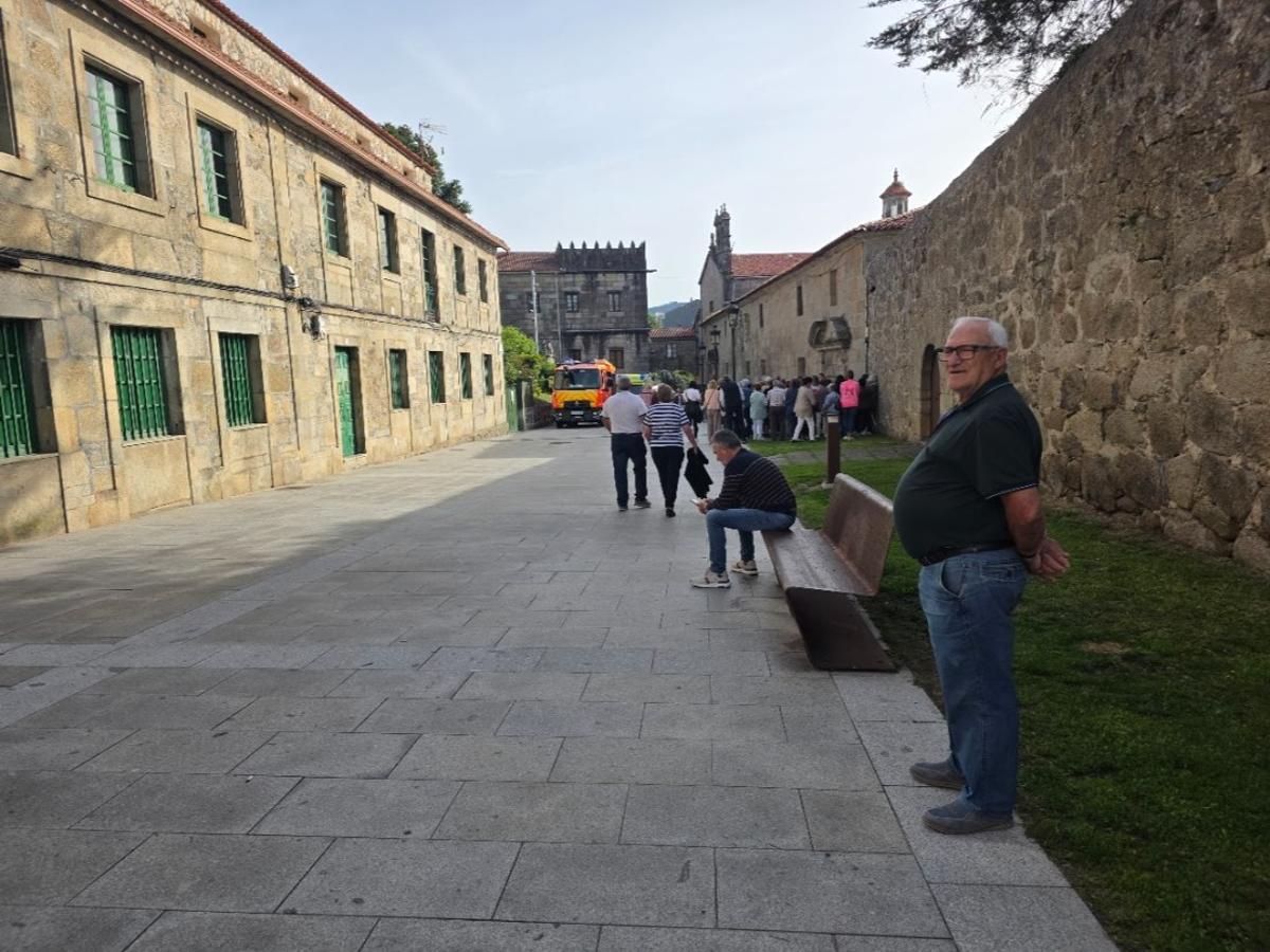 Fieles esperando para acceder a la iglesia, a las nueve y media de la mañana.