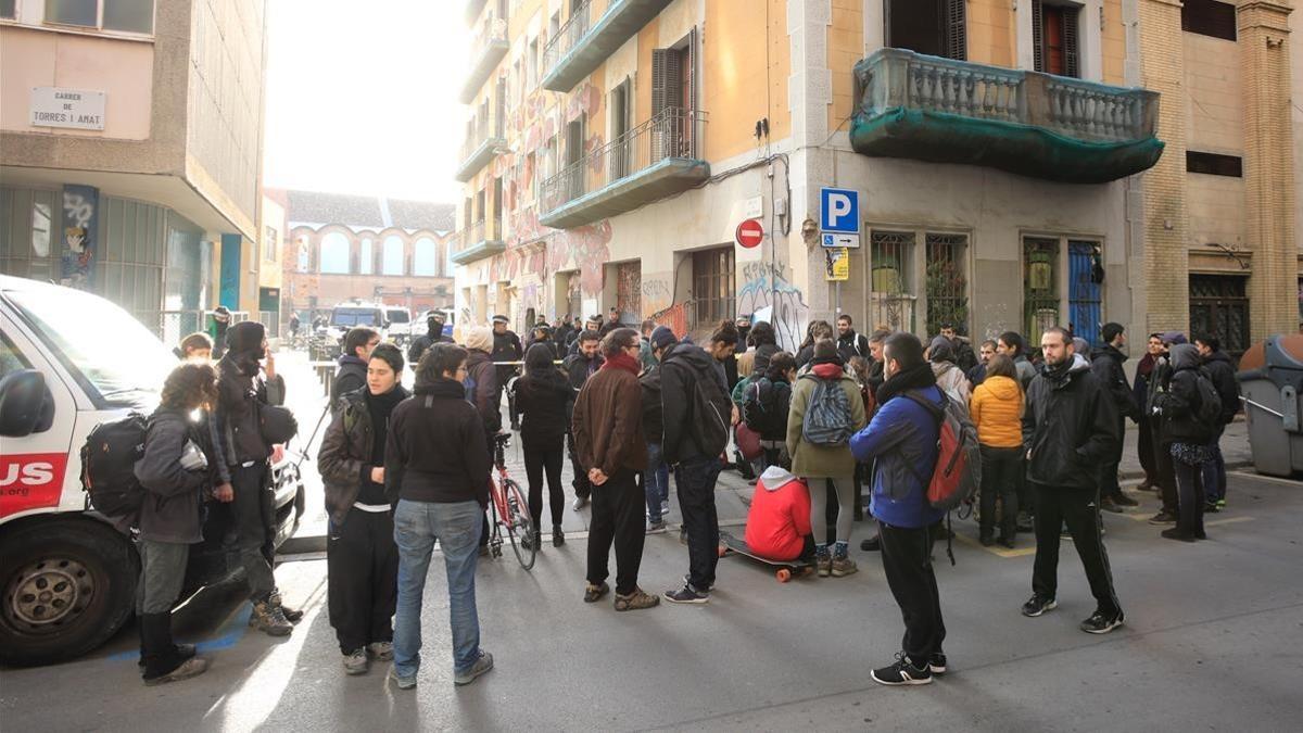 Un grupo de jóvenes ante la Residencia de Estudiantes okupa del Raval.