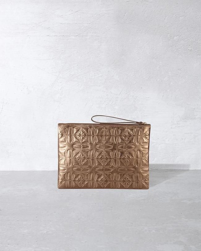 Bolso clutch color bronce, de Möhel