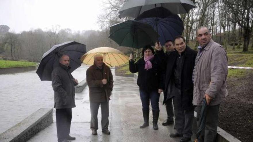 Representantes municipales y vecinos, ayer, en la visita a Pozo do Boi.  // Bernabé/Javier Lalín