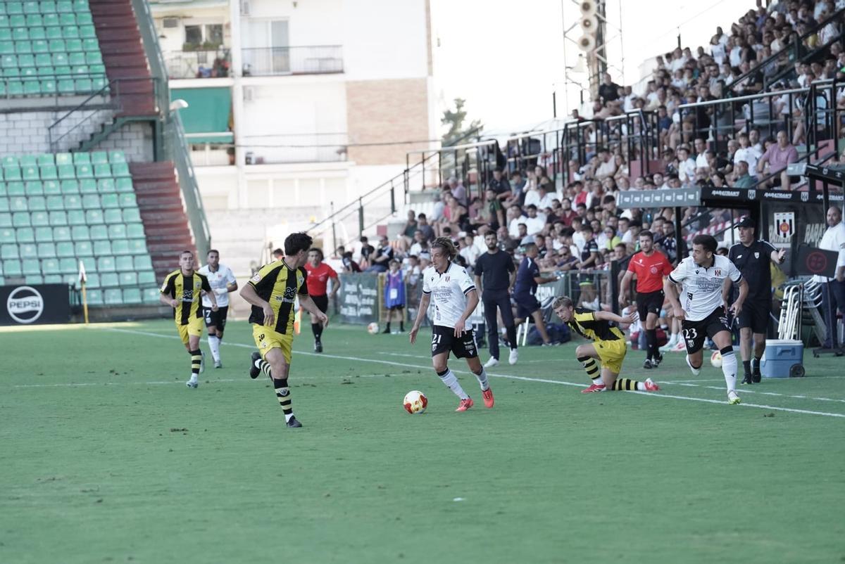 Raúl Beneit, con el balón, presionado por un jugador del Barakaldo.