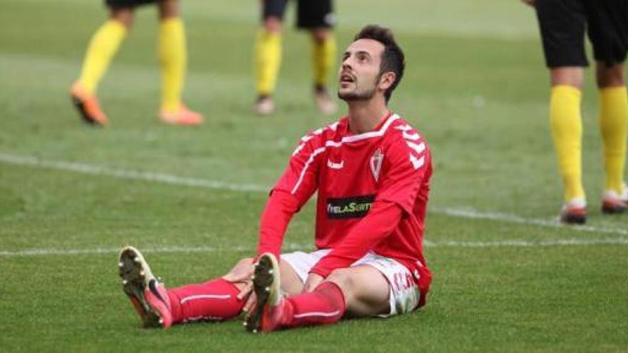 Carlos Álvarez, mirando al cielo tras fallar una ocasión en Nueva Condomina.