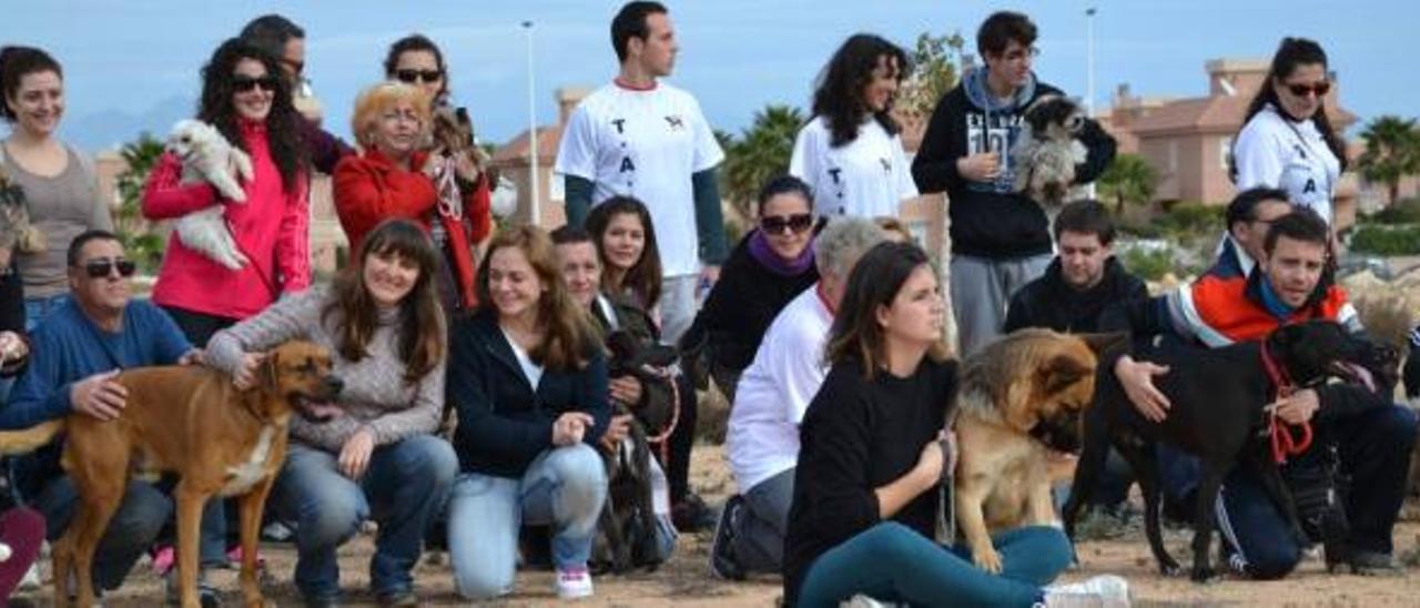 La parcela que albergará un parque para perros acoge una jornada de socialización de mascotas.