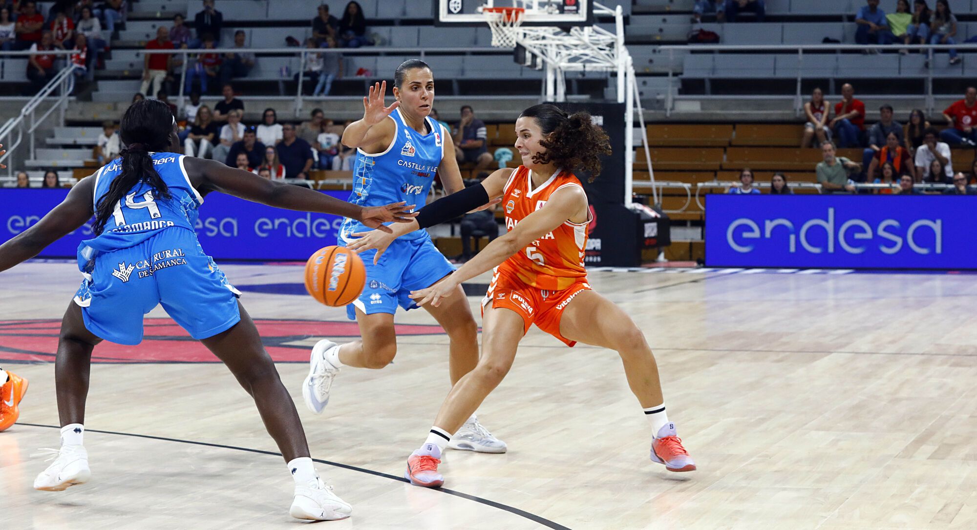 En imágenes | Gran ambiente en las gradas del Palacio de los Deportes de Huesca en las semifinales de la Supercopa femenina de baloncesto
