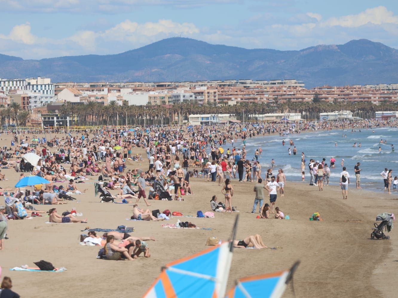 Primeros chapuzones del año en un domingo de sol y playa