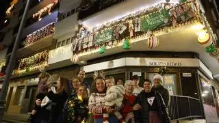 La Navidad hace comunidad en los bloques de pisos más iluminados de Gijón: "Cada vez que llegan estas fechas formamos una especie de familia"